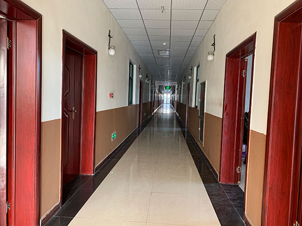 靜心養(yǎng)老院走廊